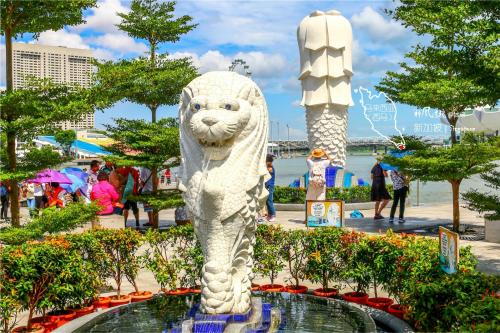 新加坡鱼尾狮雕塑喷泉哪年完工,新加坡鱼尾狮算举世闻名吗