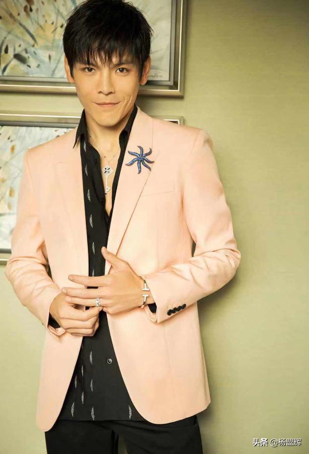 slay全场的霸气亮相,向佐酒红色西装