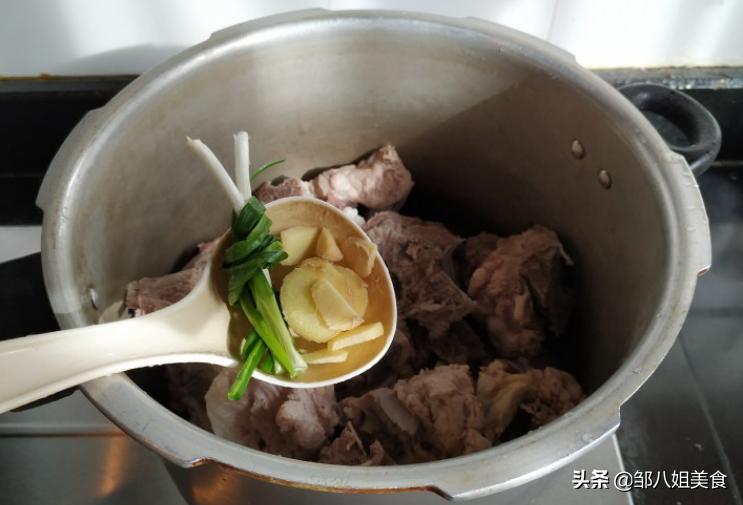 炖排骨时切记不要直接焯水,炖排骨记住不要直接炖