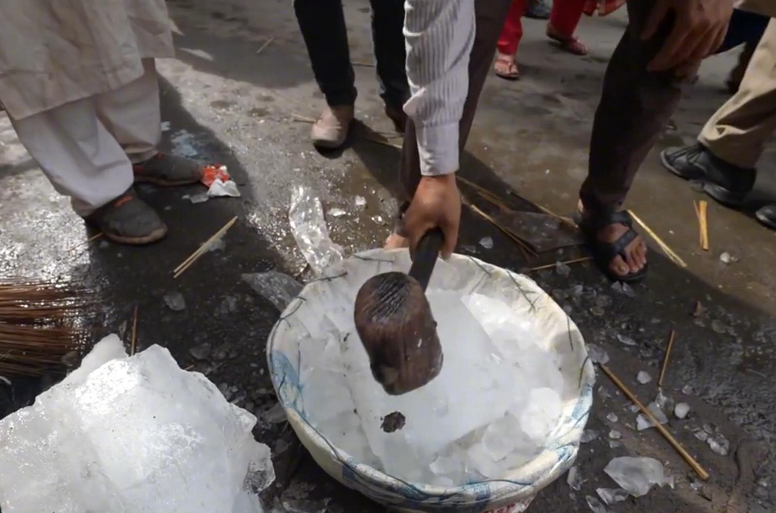 印度街头奇怪的不锈钢设备，看起来有点恶心，做的东西却卖疯了