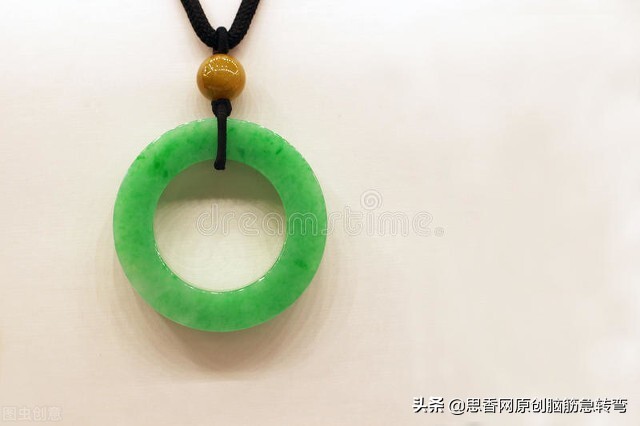 白色包皮方又小,包的翡翠和玛瑙,游到汉口不见了(打一食物)