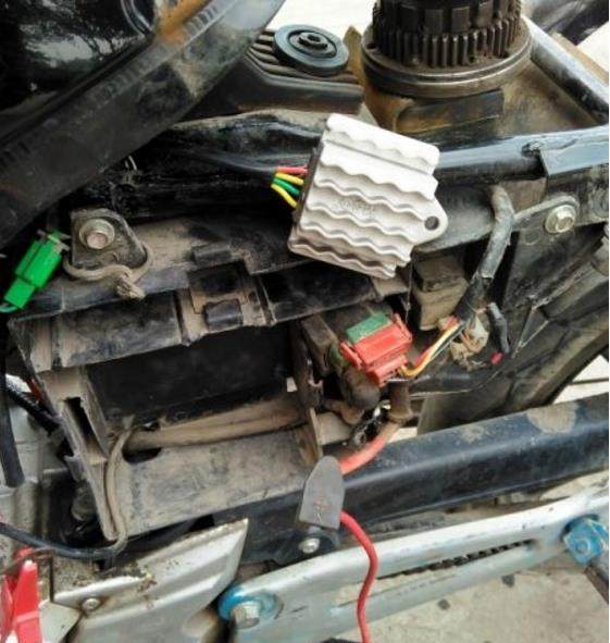 为啥摩托车放了几年没反应呢,摩托车电瓶正常放几天就没电了