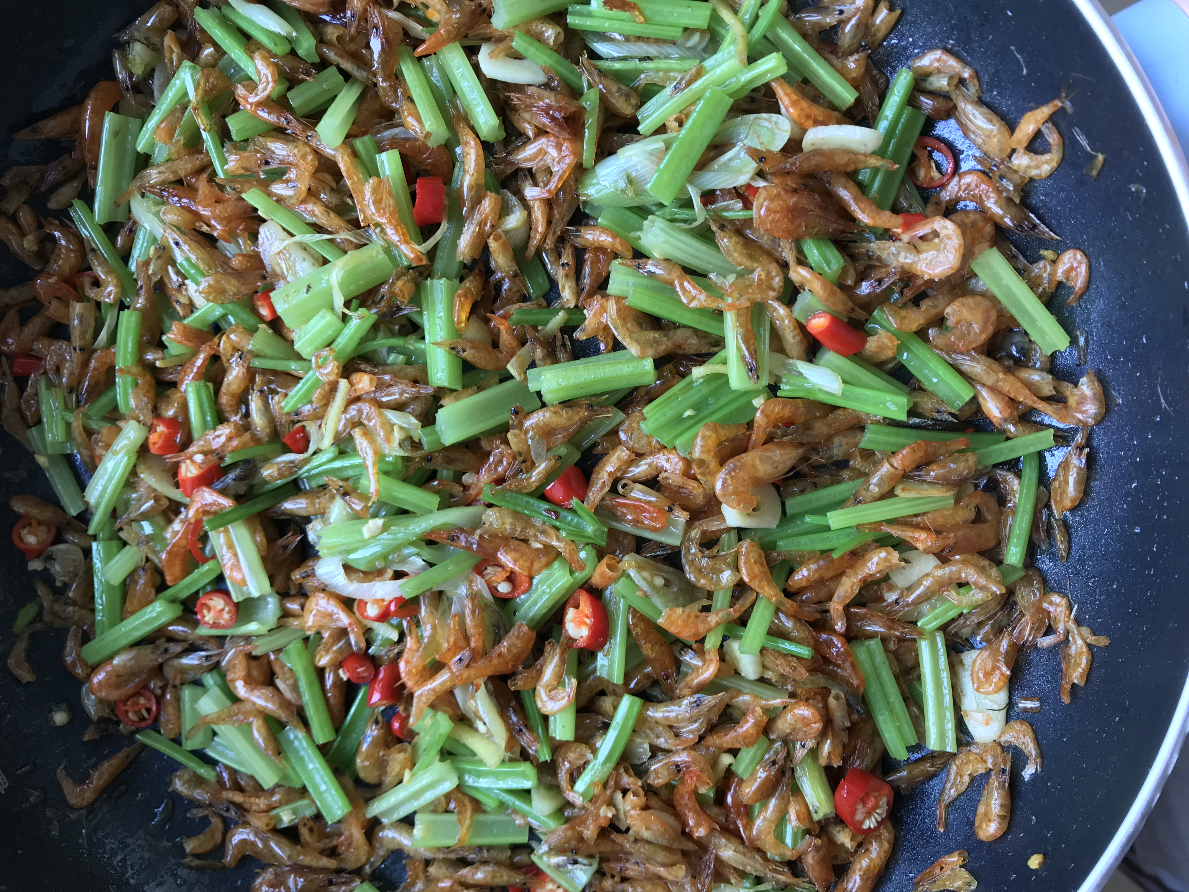 朋友寄过来的皮皮虾,河虾跟芹菜怎样做才好吃