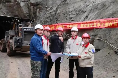 身份低微的采矿工程师，在国外却是炙手可热，甚至当上了总统