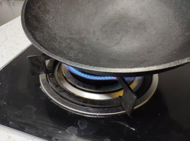 买了铁锅怎么弄好用不粘锅,不粘锅开锅的正确方法铁锅