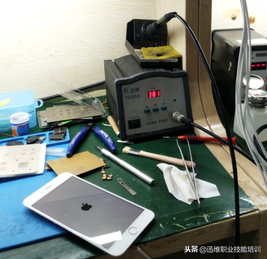 iPhone6P手机进水触摸不能用，3换屏幕问题依旧，你猜问题在哪？