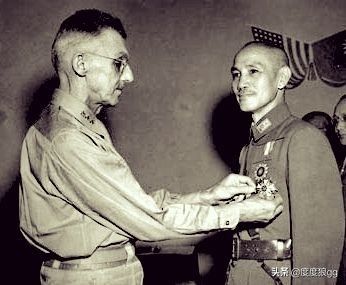 参谋长藐视总司令，老蒋为何两次撤换不动？史迪威：我有八个职务