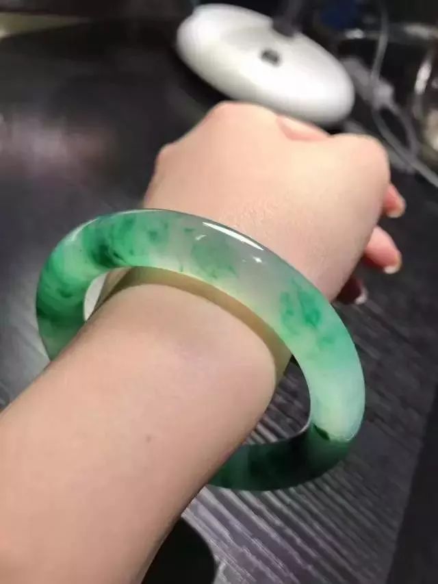 手镯磕裂了怎么处理,手镯有裂怎么修补