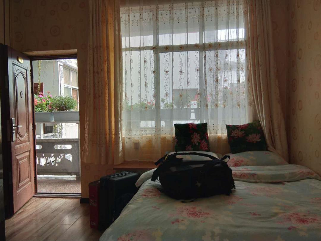 大理客栈月租百元，散步、读书、摆摊