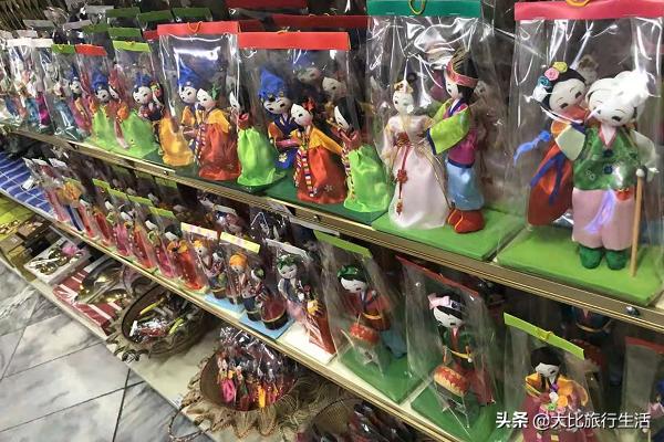 朝鲜消费高吗？游客带万元不够花，当地百姓月挣300为何衣食无忧