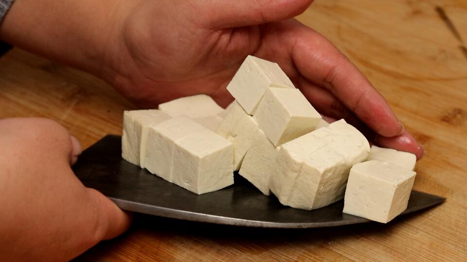 鱼汤用冷水炖还是热水炖才会白,炖鱼汤为啥放牛奶