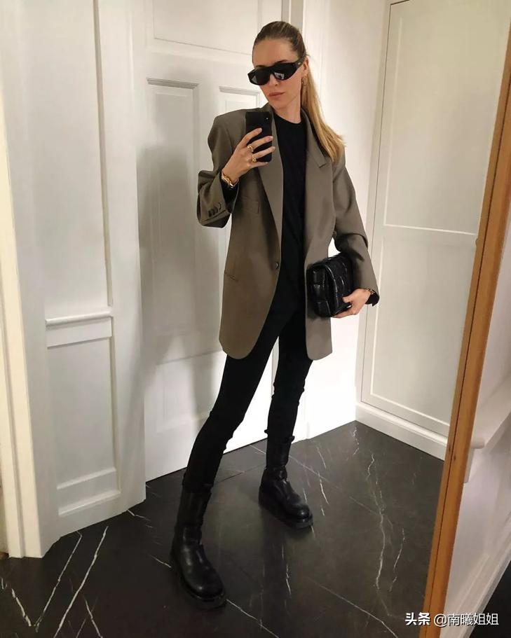 小黑西装怎样搭配好看,五十岁女人穿小黑西装怎样搭配