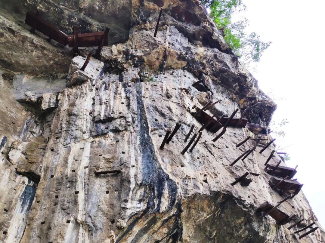 坐上高铁去旅游沿线美食尝个遍,云贵川渝高铁环线