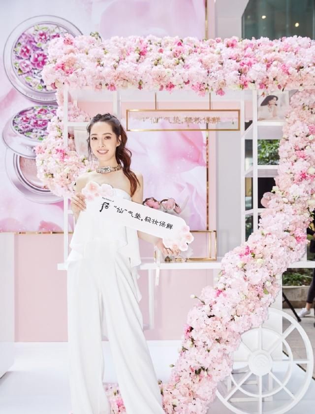 郭碧婷向佐订婚后首晒生活照,郭碧婷订婚后机场黑衣高雅美照