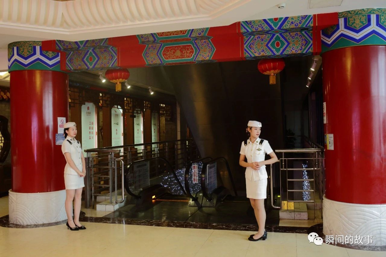 北京一家酒店的迎宾女孩(二)站岗