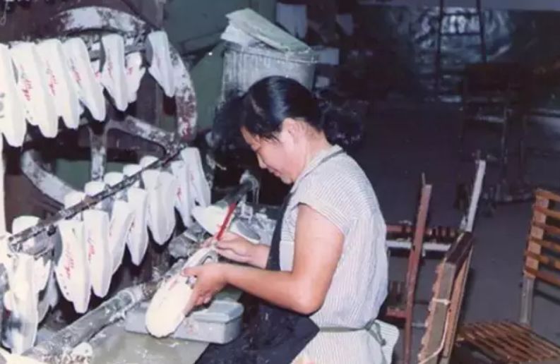 中国地摊经济带动了世界,中国地摊鞋成了国际大牌