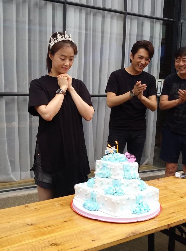 蒋欣与乘务员合照,蒋欣戴口罩墨镜帽子全副武装