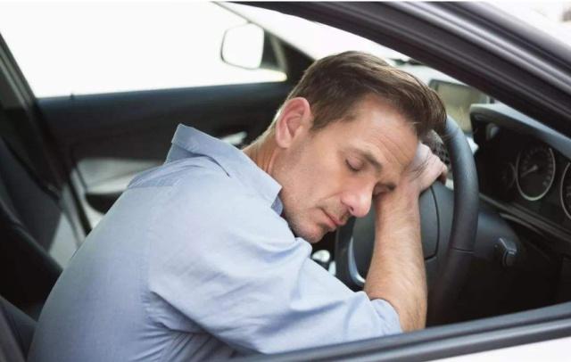 开车想睡觉怎么办小妙招,喝红牛后想睡觉怎么办