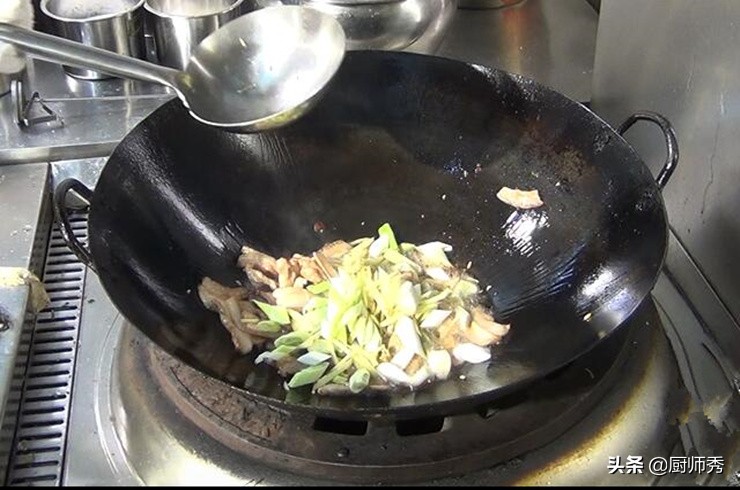 面条就得卷着吃才好吃,面条这样做实在太香了外酥里嫩