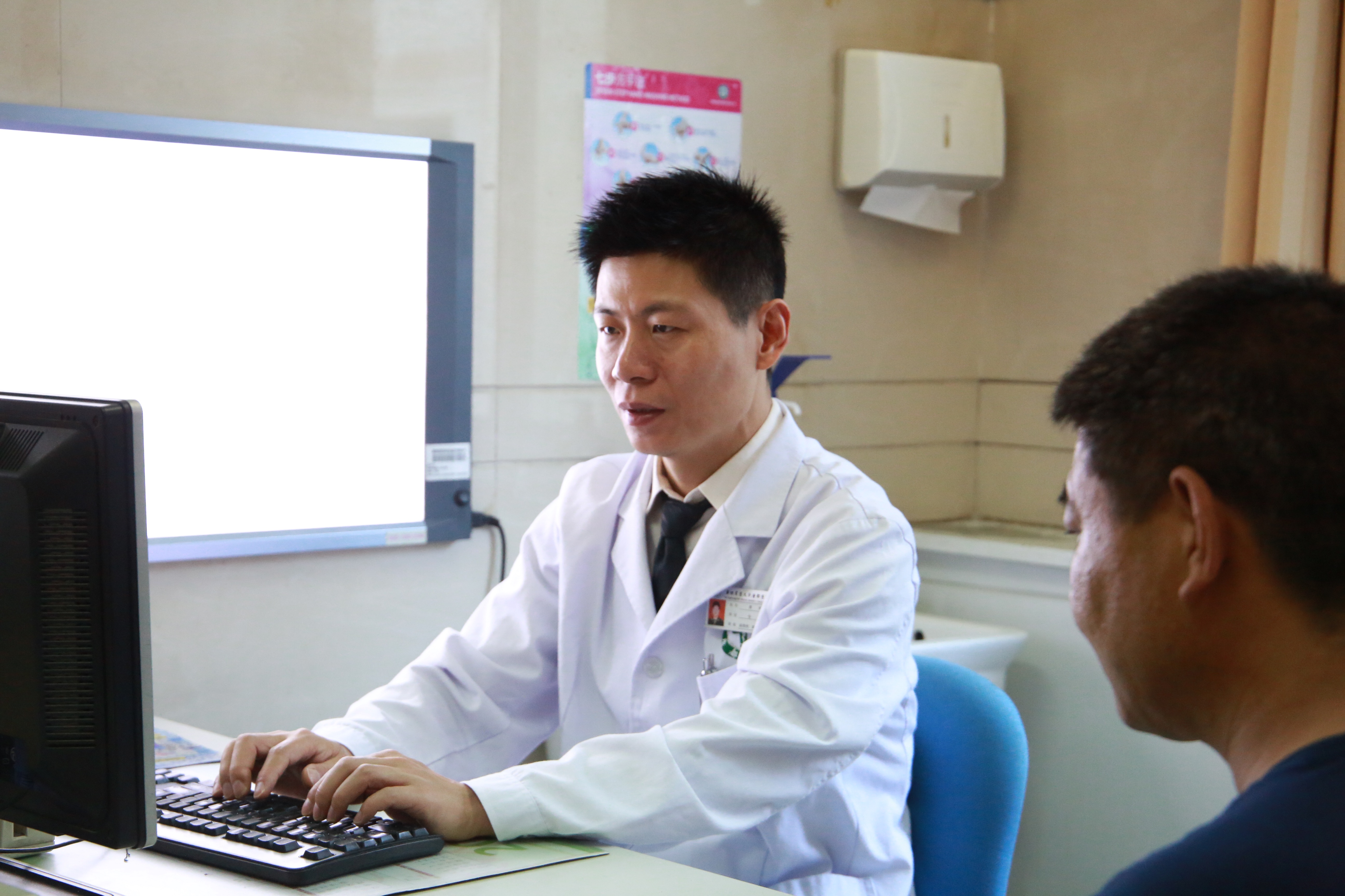 颈椎病手麻胳膊麻打激素好吗,手麻是颈椎病怎么治疗