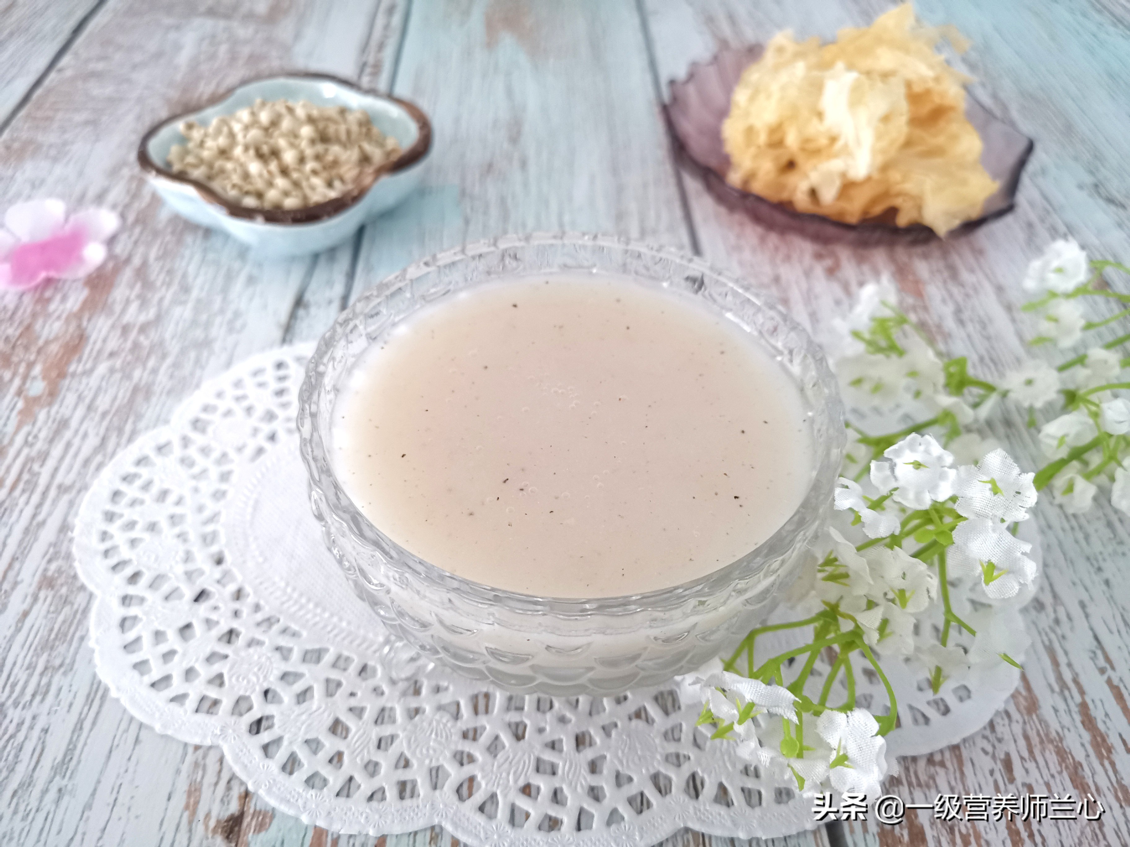 秋天吃银耳羹的好处,秋天吃银耳百合羹的好处