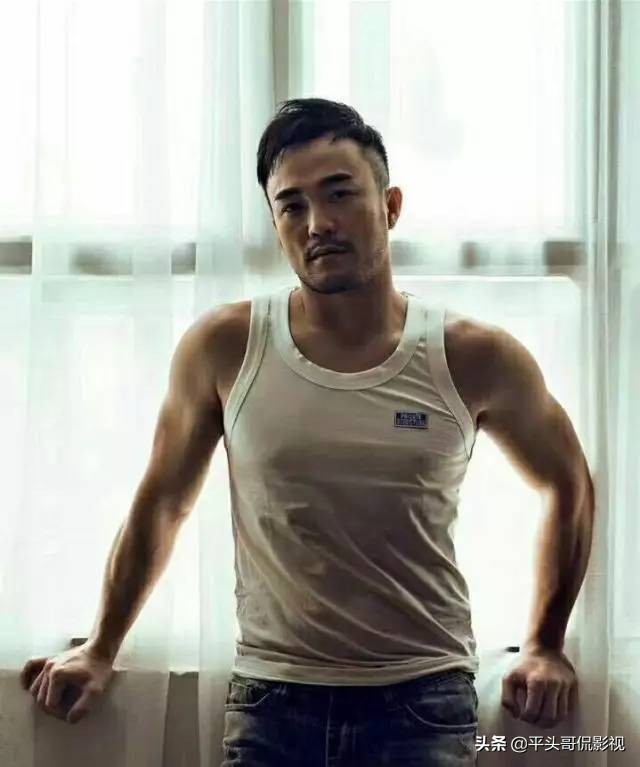 他为了一个机会，下跪争取，奈何“尊严不值钱”，靠拳头打出名堂