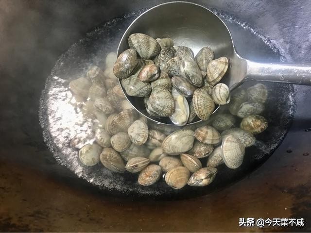 花蛤吐沙放香油是真的吗,花蛤怎么吐沙干净放香油