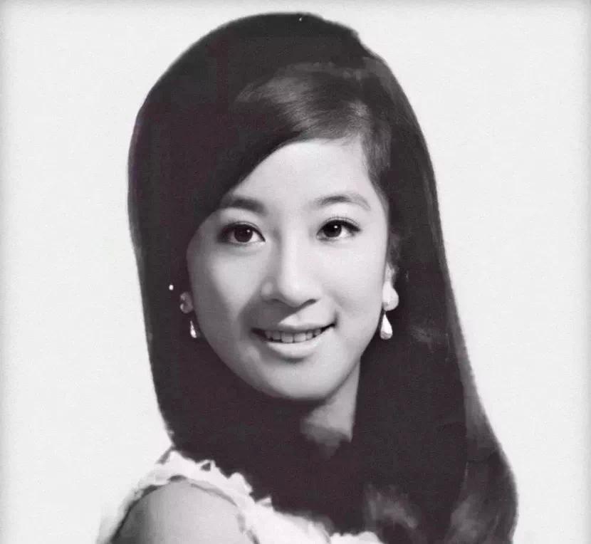 身价40亿，男友小她36岁：72岁“婚纱女王”比邓文迪厉害多了