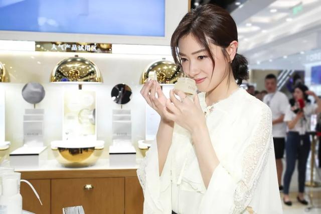 万茜代言怡丽丝尔现场,万茜出席品牌活动