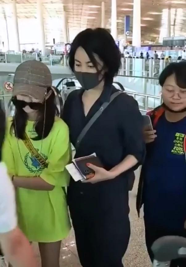 16岁李嫣近况模样大变,13岁李嫣罕见晒与闺蜜合照