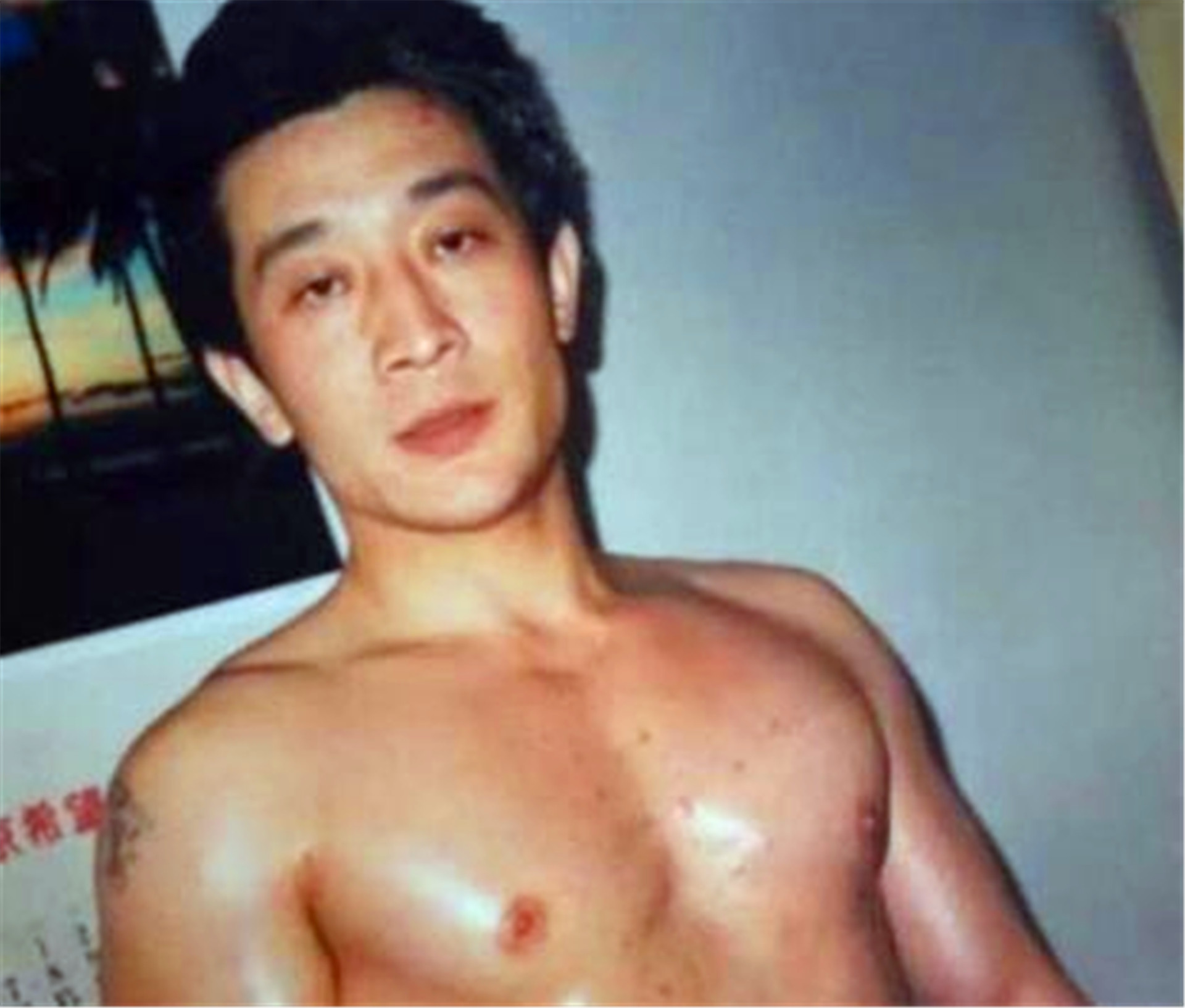 北京90年代的小混混,追着向华强一路打到深圳,凭一把刀闯浙江村