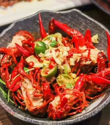 南宁美食推荐必吃龙虾,南宁最好吃的五香龙虾