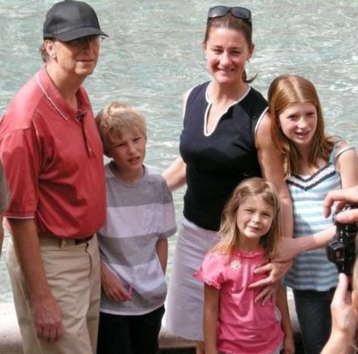 霍启刚郭晶晶带着孩子去赚零花钱,霍启刚晒儿女擦车