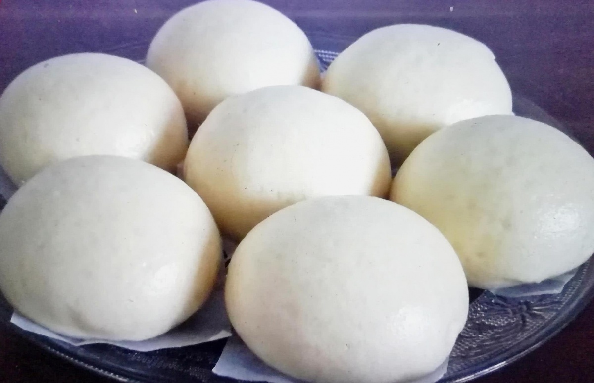 妻子拿着菜谱做饭,媳妇拿手美食