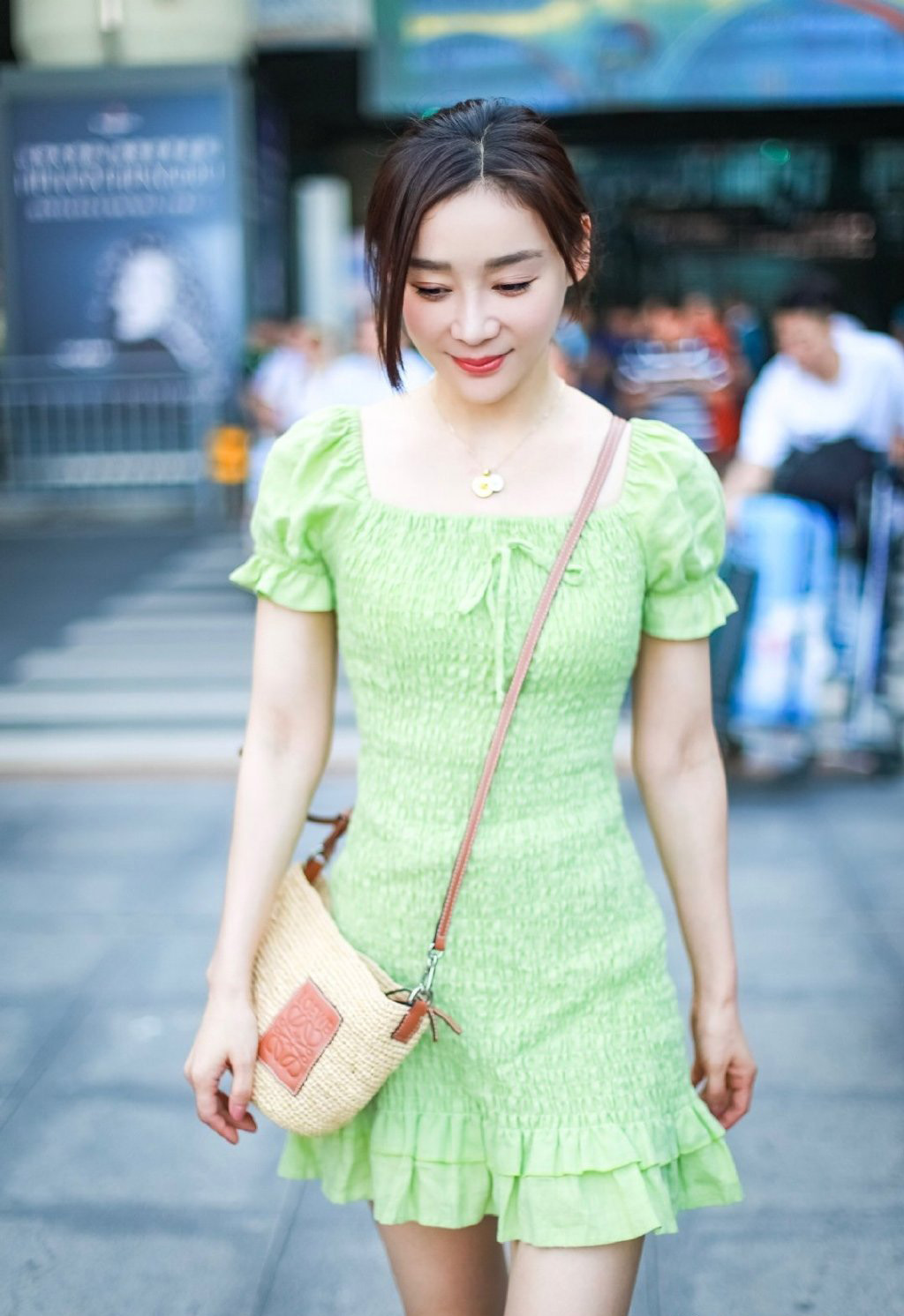 她被誉为“马甲线女王”,穿绿色修身裙甜美可爱,一点不像32岁