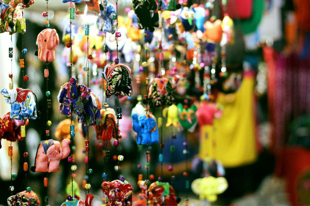 最“潮”寺庙,神仙们脚穿匡威,手拿苹果手机,叼着雪茄