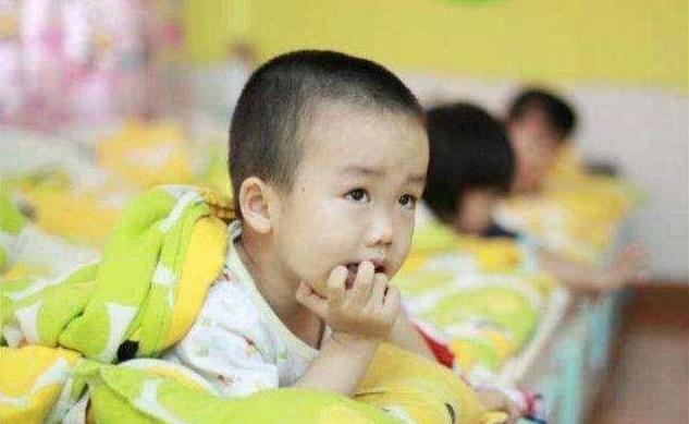 每当午睡孩子就失眠？别忽视3方面的调整，午睡意义很重要