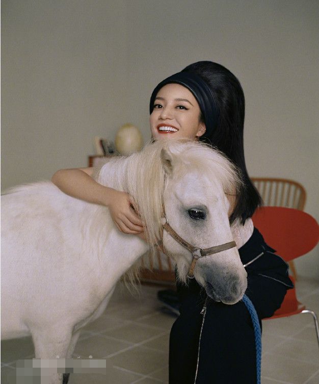 赵薇换发型！复古蜂窝头配六套造型一套比一套惊艳，新鲜不失韵味