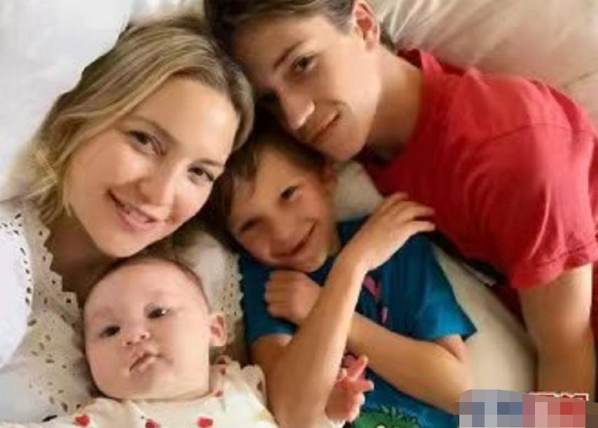 42岁美国女星再订婚,与小7岁男友已有近3岁女儿,情史丰富有三子