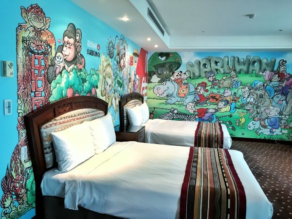 这家酒店有全台唯一「乌龙院主题房」，还能在馆内开赛车