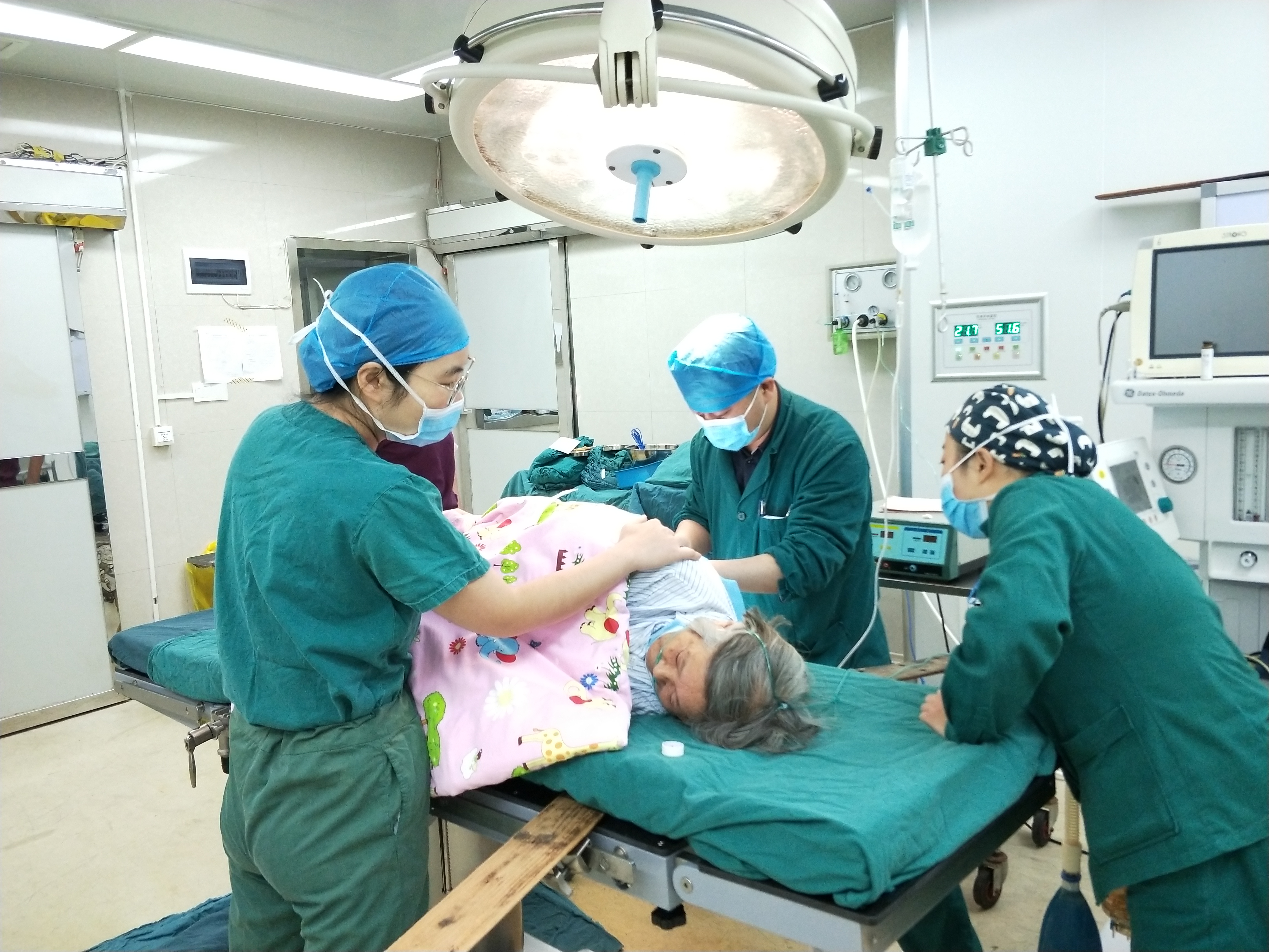 70多岁老人子宫脱垂适合手术吗,中老年子宫脱垂康复