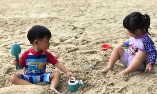 4岁小孩砖头砸爸爸头,宝宝拿东西砸爷爷被爸爸教育