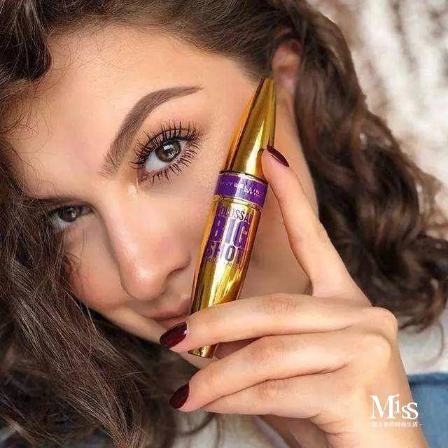 很多品牌推出各种颜色的睫毛膏,却孤零零地躺在专柜里无人问津