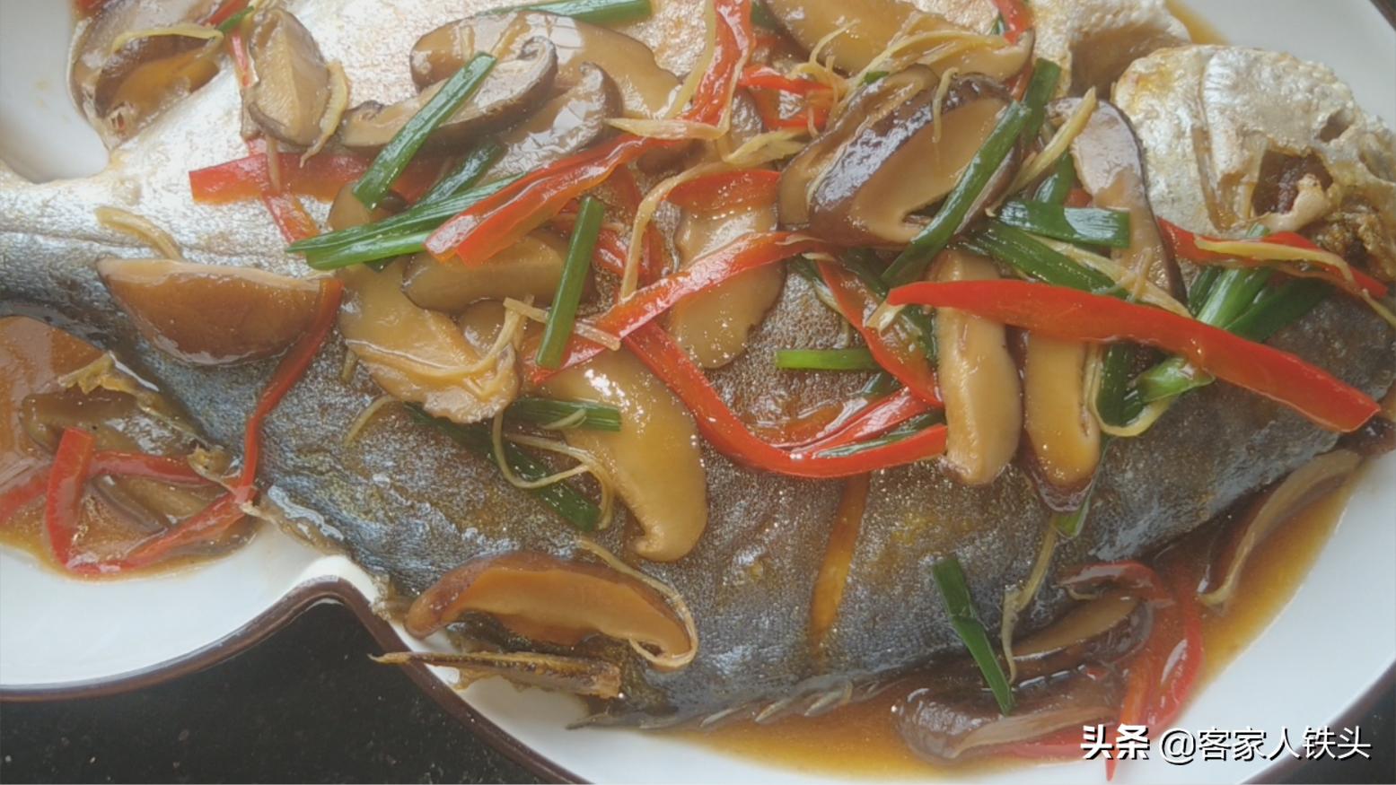 金鲳鱼加菜家常做法,香菇蒸金鲳鱼