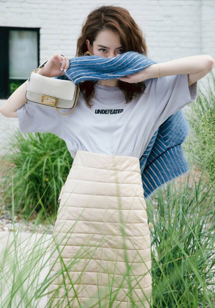 戚薇的时尚真看不懂，穿T恤配“太空被”凹造型，一般人真不敢穿