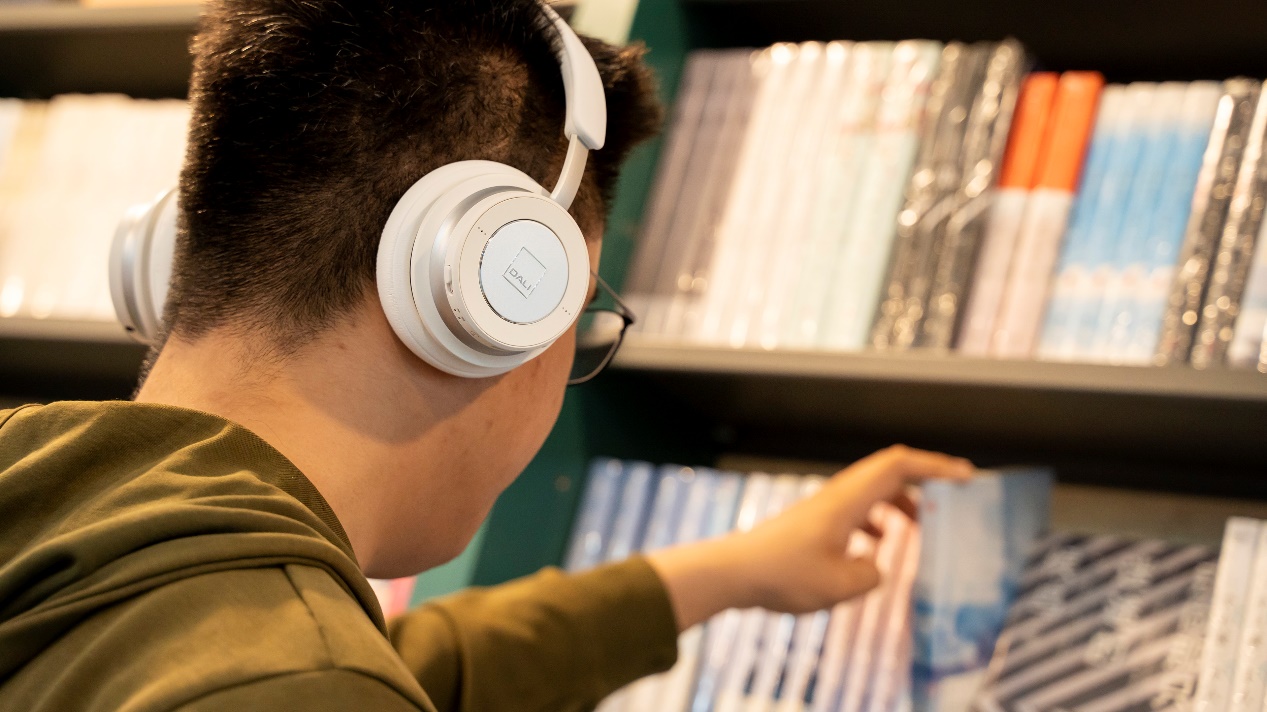 为什么说DALI头戴式耳机IO-6能有堪比影院级别的音质效果