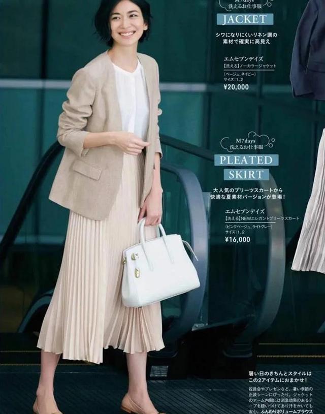 秋冬西装加半身裙看似简单的搭配,50岁女人穿什么样西装搭配好看