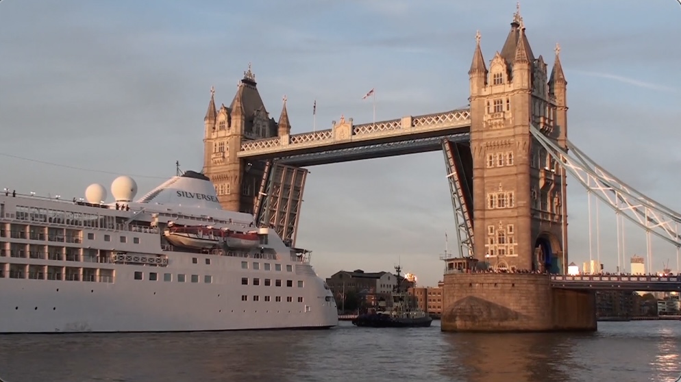 伦敦塔桥被卡住,伦敦塔桥被卡在空中