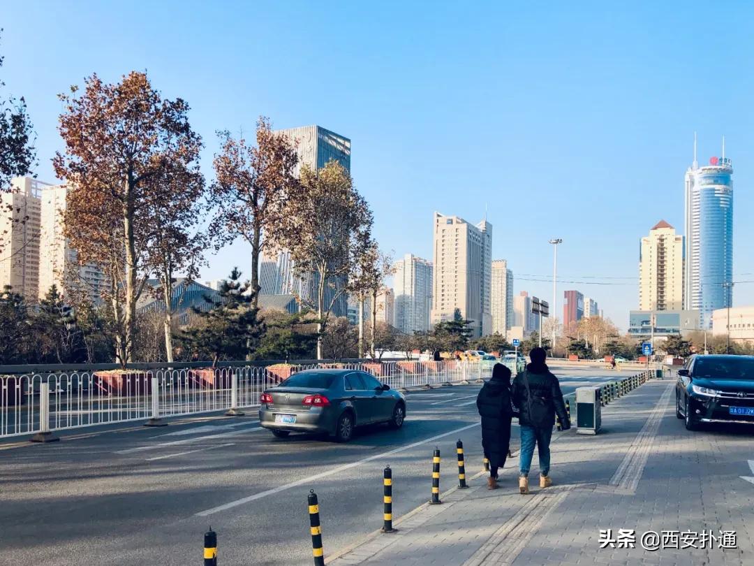 我住进西安37元一晚的胶囊房,扒开了西漂的另一面