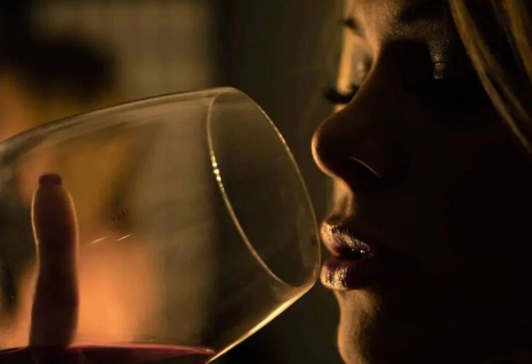 心情不好时为什么想抽烟,心情不好就想喝酒